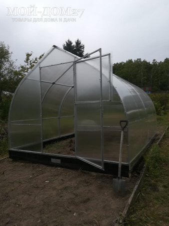 Теплица Дачница Остроконечная 4 метра с поликарбонатом | Мой-Дом27 | Каркас изготовлен из оцинкованной замкнутой трубы 30*20 мм.<br>
 Ширина - 3 метра. Высота - 2,2 метра. Длина 4 метра. <br>
 Выдерживаемая снеговая нагрузка - 80 кг/м2. Выдерживаемая ветровая нагрузка - до 15 м/с. <br>
 Расстояние между дугами 1 метр. Толщина металла 1 мм. <b>Форма - капелька</b><br>